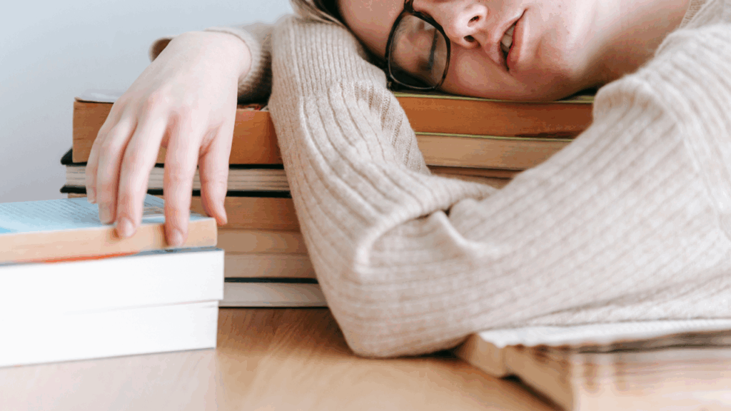 睡眠の不足でむくみを感じる人は必見！顔や足がむくむ原因と今日からできる解消ケア