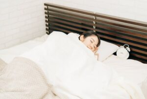 寝れない時におすすめの食べ物は？寝つきを良くする夜の習慣と改善方法も