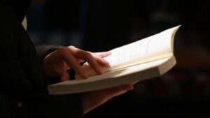 読書灯で目が悪くなるって本当？原因と目に優しい正しい使い方を紹介