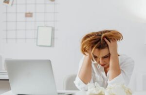 SNS疲れとは？原因から症状、うつ病との違いまでをわかりやすく解説