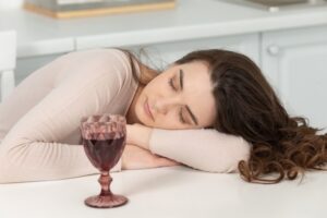 寝れないのはお酒のせい!?睡眠の質への影響や悪化する理由、アルコールに頼らない方法も